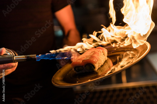 Fototapeta Naklejka Na Ścianę i Meble -  Sushi flambiert 