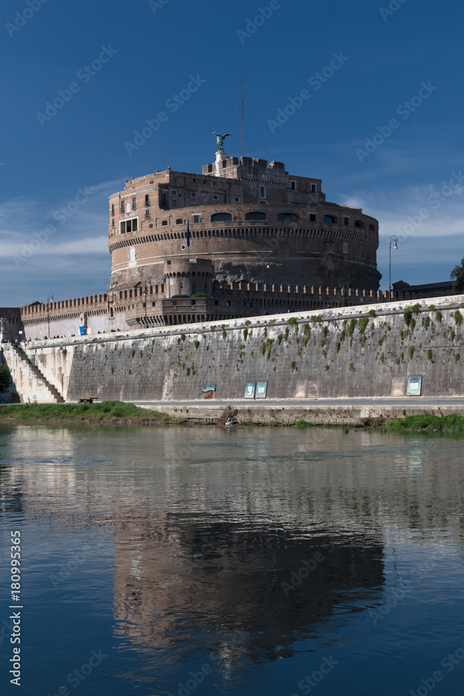 Castel sant'angelo con riflesso sul tevere - Roma , Italia 