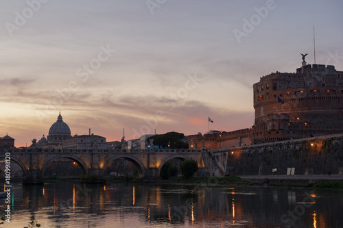 tramonto sul tevere con San Pietro e Castel sant'angelo - Italia 