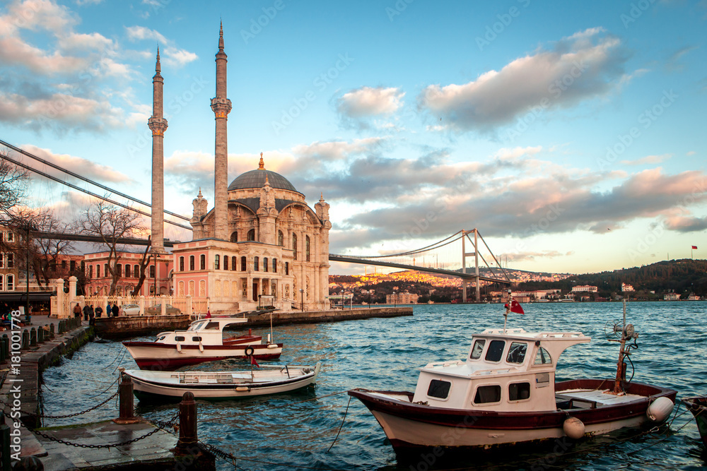 Obraz premium Meczet Ortaköy i most Bosfor