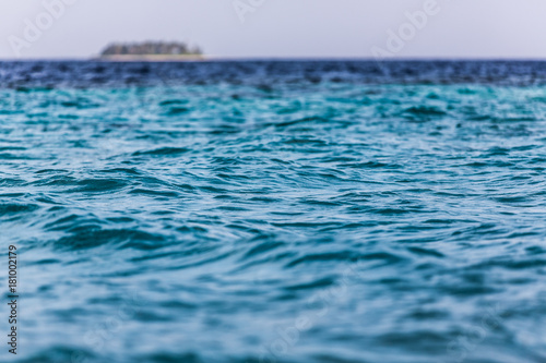 weit entfernte insel verschwimmt