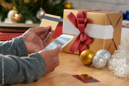 Valokuva Buying presents via mobile app