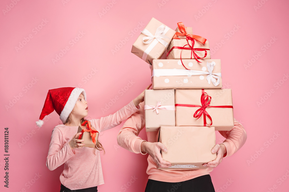 Φωτογραφία Portrait of a surprised little girl with her father holding a Christmas present