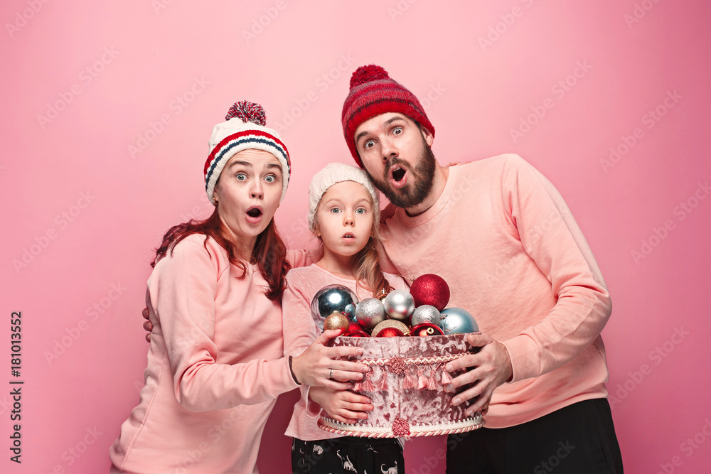 Φωτογραφία Father and mother give gifts to little daughter at studio