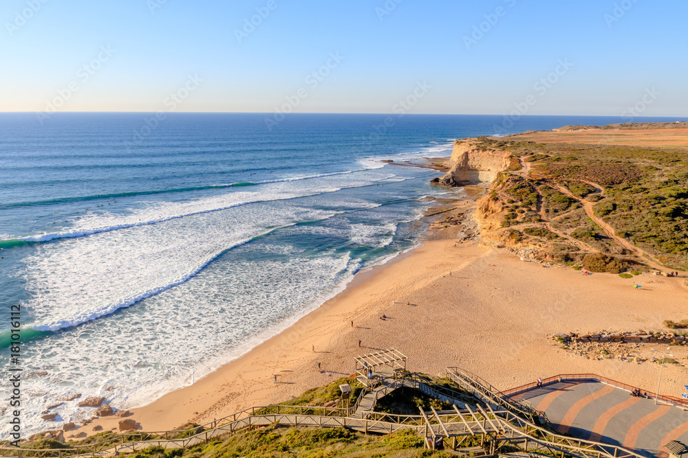 Φωτογραφία Ribeira de Ilhas Beach in Ericeira Portugal.