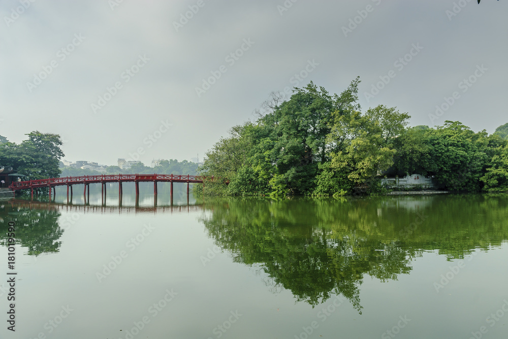 Φωτογραφία ancient red bridge in the lake Hoam kiem in the City of hanoi, Vietnam