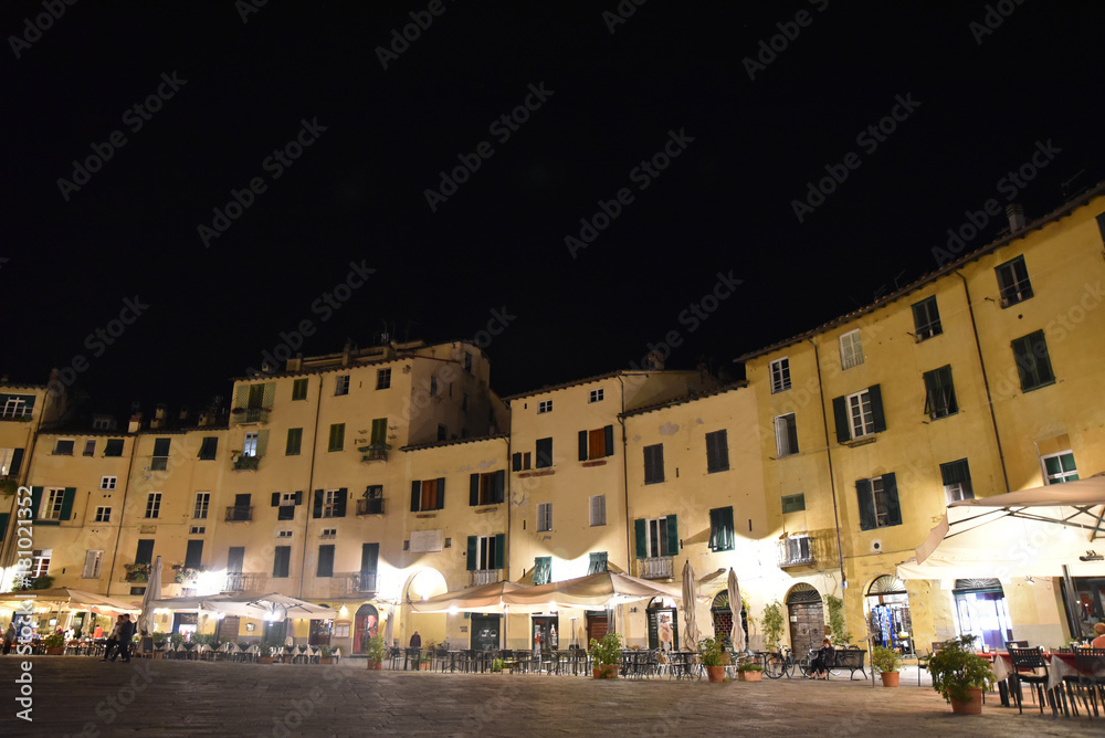 Piazza anfiteatro la nuit à Lucca en Toscane, Italie