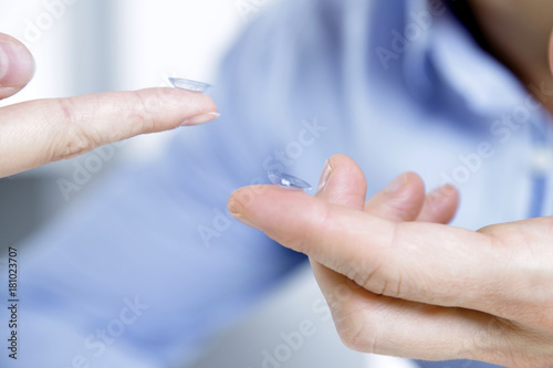 Szkła kontaktowe na dłoni. Pielęgnacja soczewek kontaktowych. 