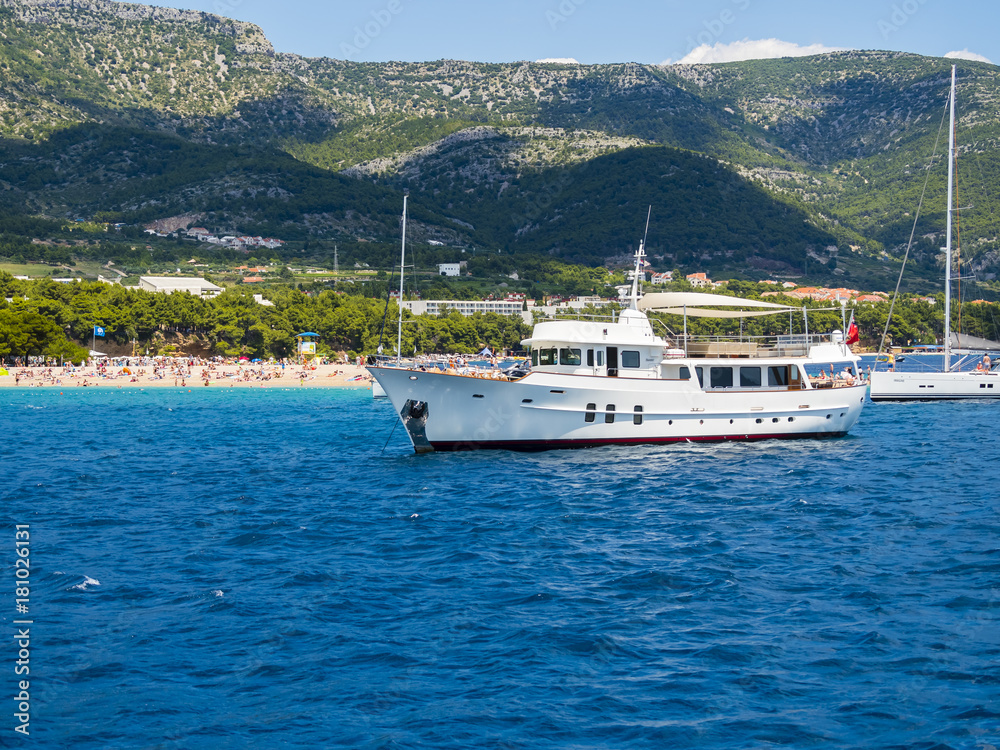 Alte Motoryacht vor dem Strand Zlatni rat oder Goldenes Horn, hinten die Insel Hvar, Bol, Insel Brač, Dalmatien, Kroatien, Alte Motoryacht vor dem Strand Zlatni rat oder Goldenes Horn, hinten die Insel Hvar, Bol, Insel Brač, Dalmatien, Kroatien,