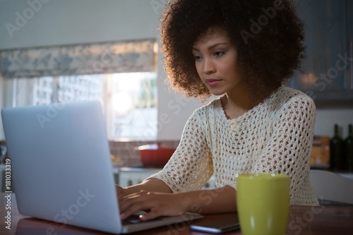 Foto Beautiful woman using laptop at table