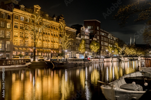 Fototapeta Naklejka Na Ścianę i Meble -  amsterdamse grachten met veel lichtjes in de avond