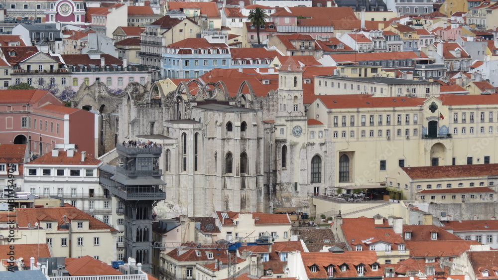 Portugal - Lisbonne - vue sur la ville, l'ascenseur de Santa Justa et le couvent des Carmes