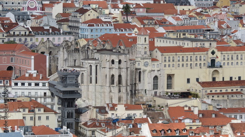 Portugal - Lisbonne - vue sur la ville, l'ascenseur de Santa Justa et le couvent des Carmes
