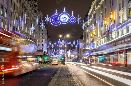 Die Straßen von London mit Weihnachtsbeleuchtung und verschwommenen Verkehrslichtern