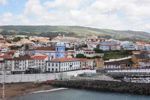Blick auf Angra der Hauptstadt von Terceira ist Angra do Heroísmo, Insel der Azoren. Portugal © Liudmila Travina