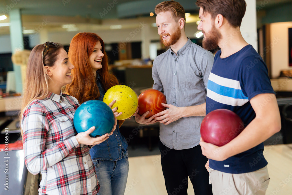 Fototapeta premium Cheerful friends bowling together