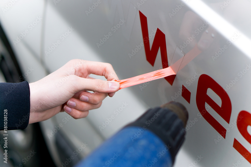 Fotografie Klebebuchstaben vom Auto abziehen