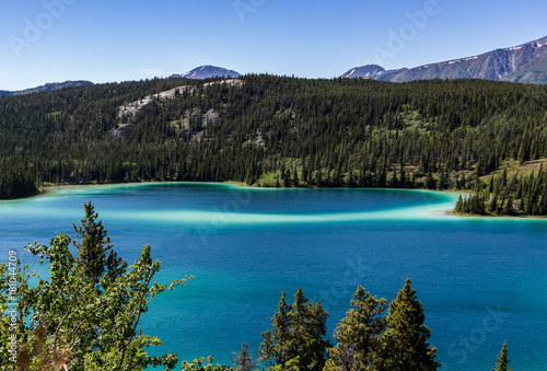 Fototapeta Naklejka Na Ścianę i Meble -  Emerald Lake. Emerald Lake is in the Yukon territory of Canada very close to the town of Carcross.