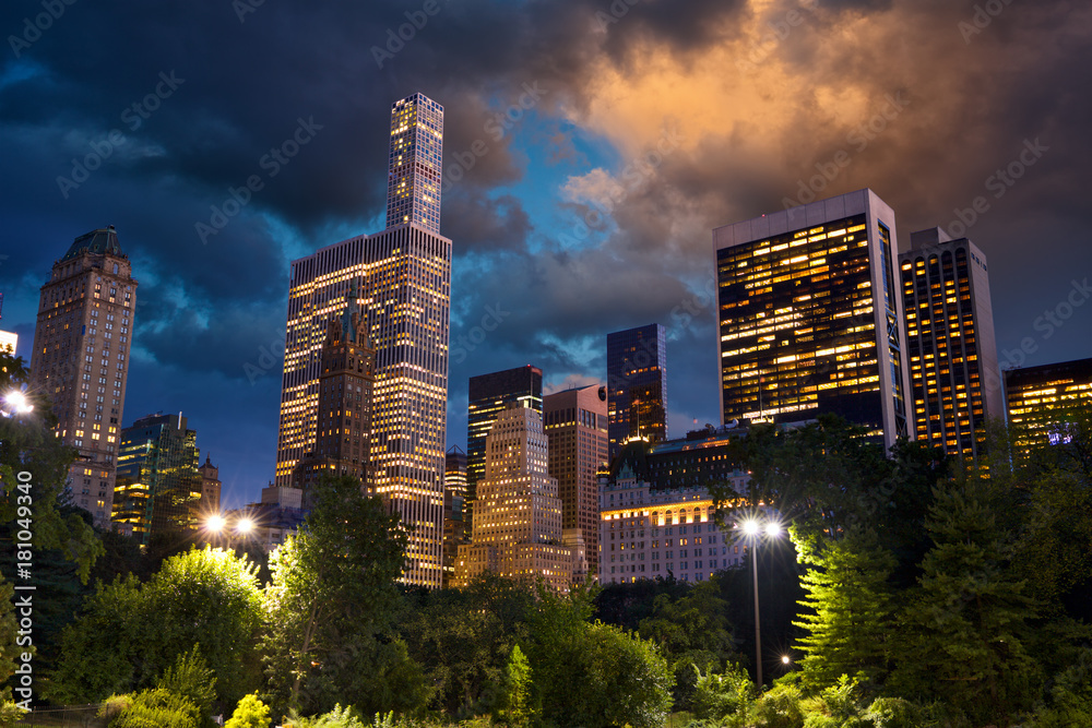 Fototapeta premium Central Park i drapacze chmur o zmierzchu w Nowym Jorku