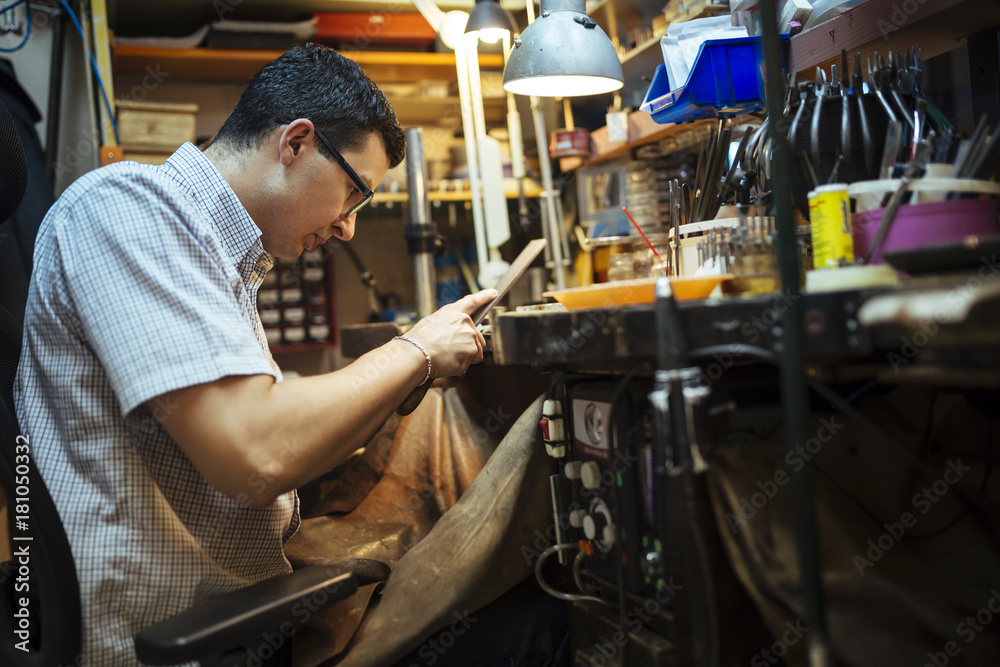 Smart Goldsmith working Smart Goldsmith working