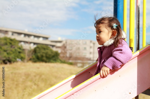 滑り台で遊ぶ幼児(3歳児)