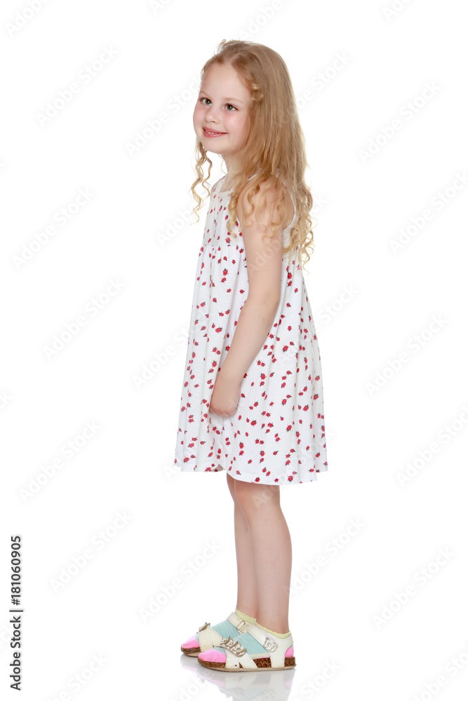 The little girl is full-length. The little girl is full-length.