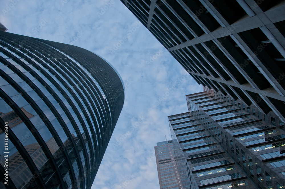 Naklejka premium Look up on high sky and modern corporate office buildings