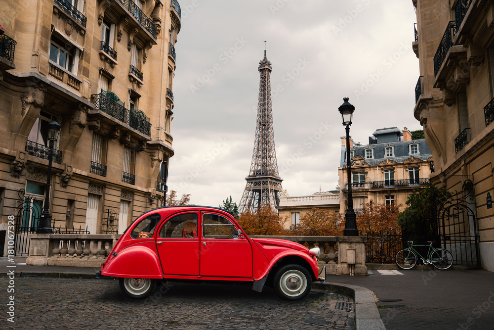 Plakat Czerwony samochód w Paryżu