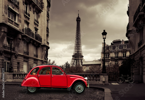 czerwony-samochod-w-paryzu