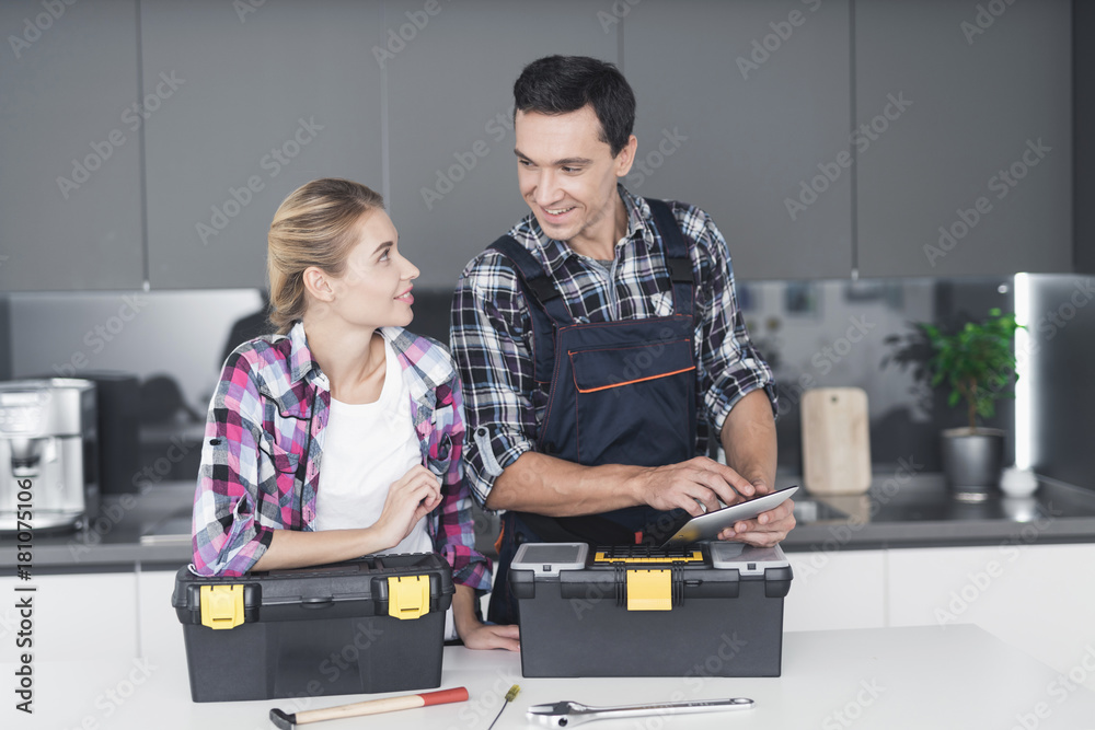 Obraz premium Man and woman in the kitchen of the customer, preparing for the repair work.