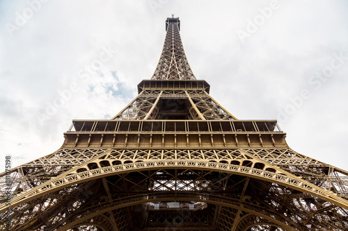 Eiffel tower in Paris © Sergii Figurnyi