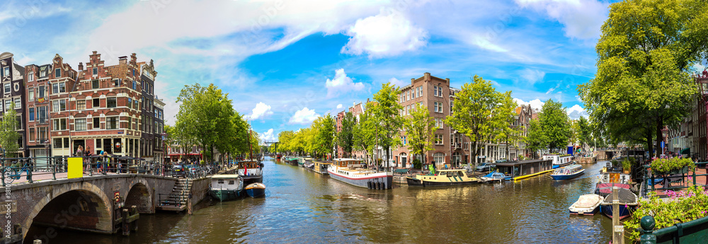 Fototapeta premium Kanał i most w Amsterdamie