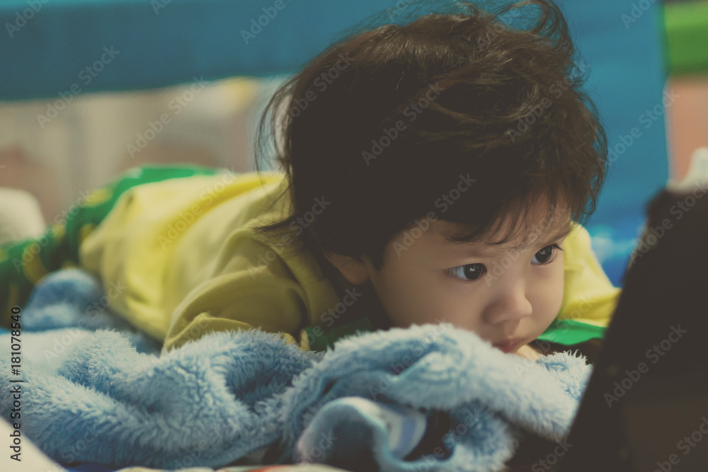 Obraz premium asian chinese children playing smartphone