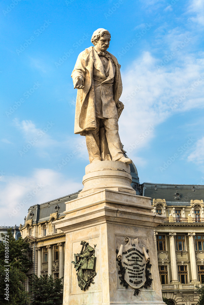 Fototapeta premium Statue of Ion Heliade in Bucharest