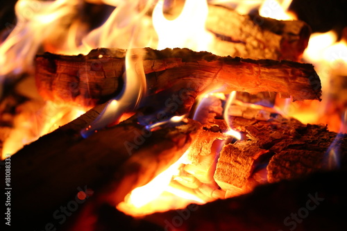 Stockbrot über romantischem Lagerfeuer