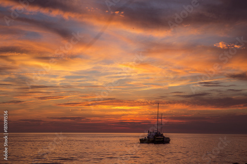 Romantischer Sonnenuntergang, Sonnenstrahlen leuchten orange durch Wolkenhimmel © Fotografie-JW
