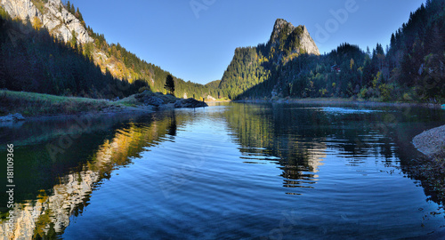Fototapeta Naklejka Na Ścianę i Meble -  Idyllic autumn scene in the Alps with mountain lake reflection