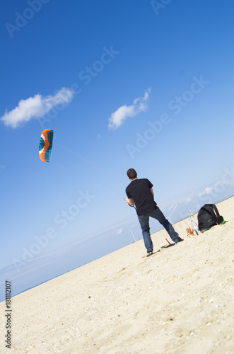 Sportlicher Mann hat Spaß beim Drachensteigen lassen / Kiten