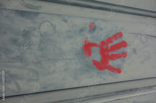 Handabdruck mit roter Farbe