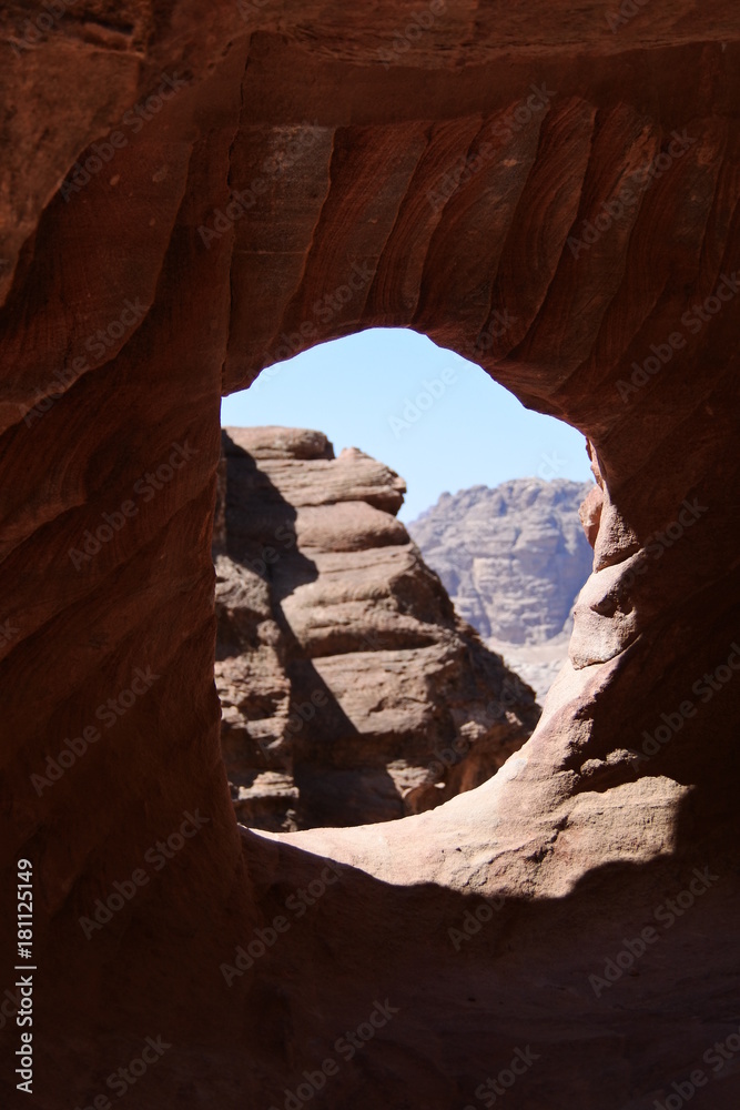 Felsenfenster im Sandstein in Petra in Jordanien
