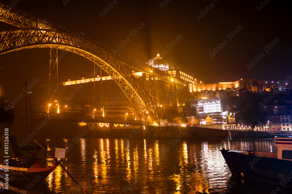 Brücke in Porto bei Nacht
