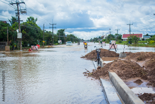 Εκτύπωση καμβά Road closed because of flooding