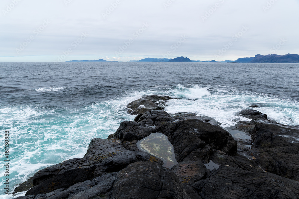 Rocas en la costa de Noruega