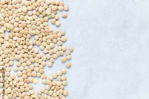 Foto Uncooked dry green lentils, horizontal, copy space, top view