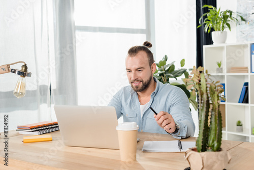 young man working with laptop © LIGHTFIELD STUDIOS