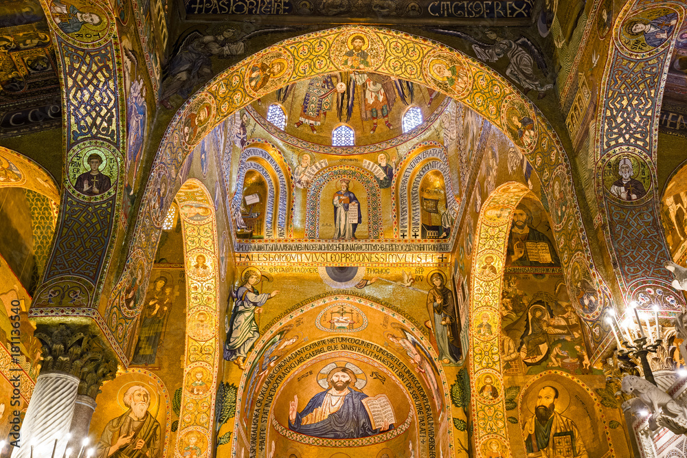 Interior, decorated with beautiful mosaics Bizzantini, Palatina Chapel, Palazzo dei Normanni, Palermo, Italy.