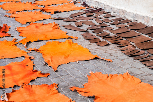 Foto leather slices drying out at marrakech street, morocco