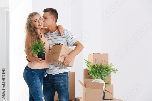 Young couple with moving bo...