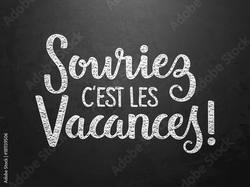 Lettrage "SOURIEZ, C'EST LES VACANCES" sur ardoise