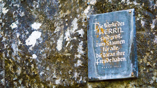 Foto Psalm Schild in einer Felswand